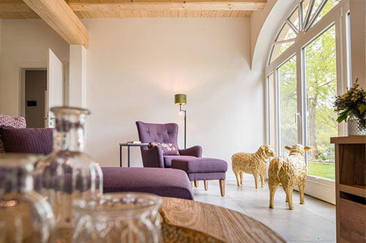 Wohnzimmer mit Leseecke in Wohnung 1