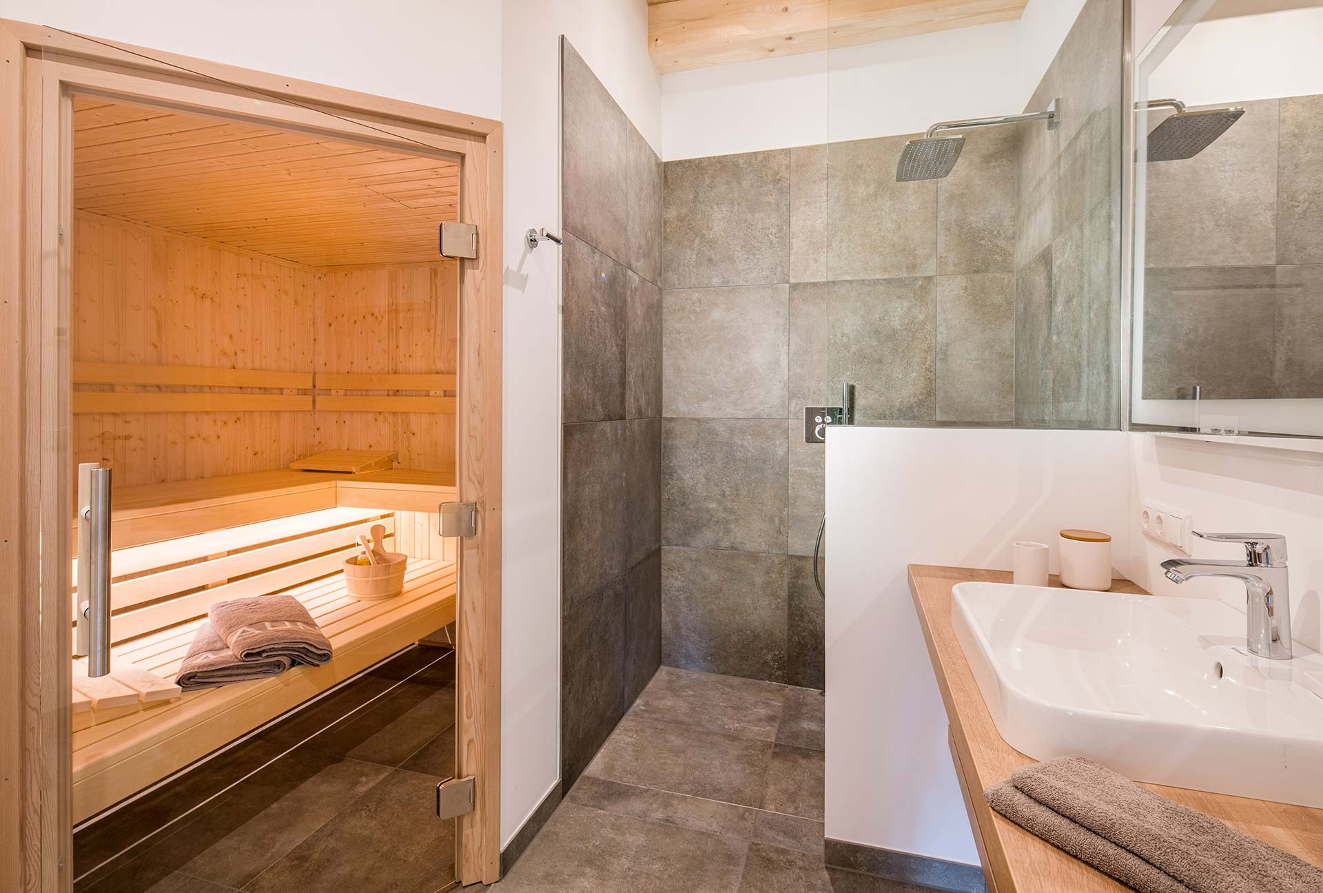 Bad mit Sauna im Heidjers Hus