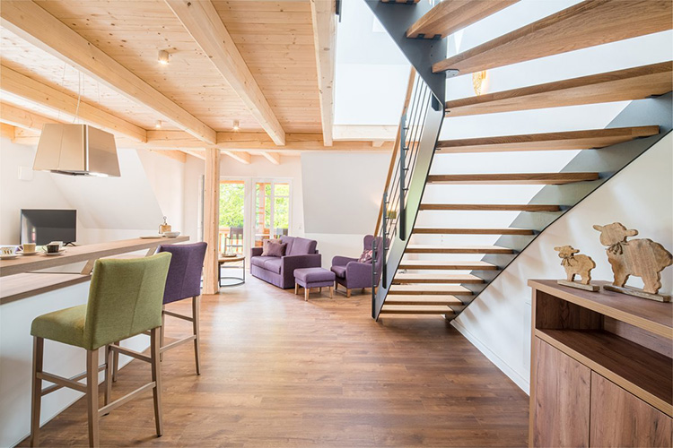 Wohn-Ess-Bereich und Treppe in Wohnung 4