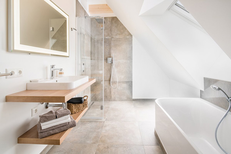 Bad mit Wanne in Wohnung 4