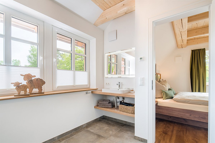 Badezimmer mit Blick ins Schlafzimmer in Wohnung 4