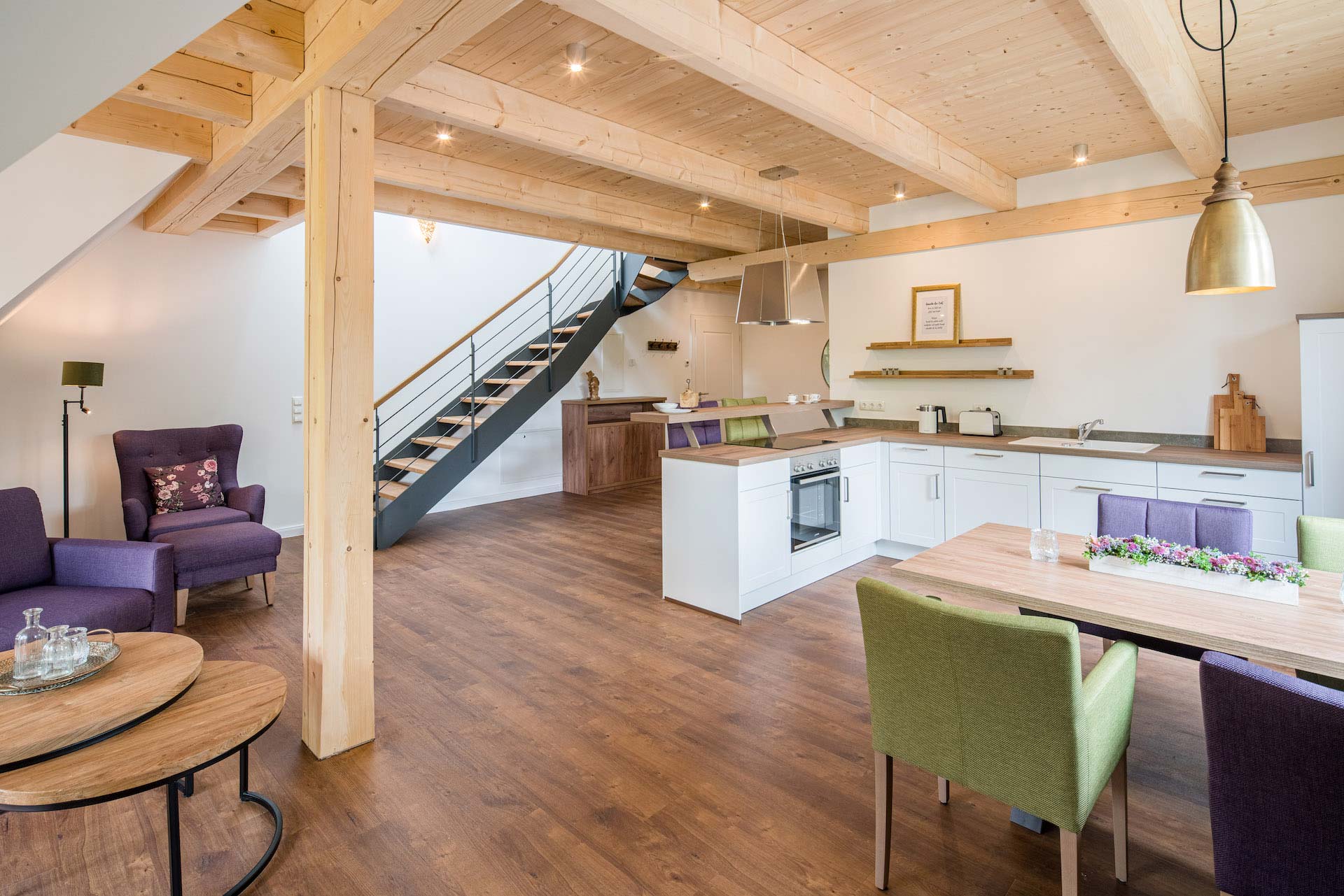 Essbereich mit Küche und Treppe ins Obergeschoss in Wohnung 4