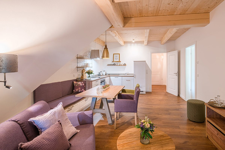 Wohn-Ess-Bereich mit Küche in Wohnung 5