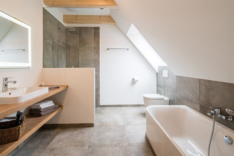 Bad mit Wanne in Wohnung 5