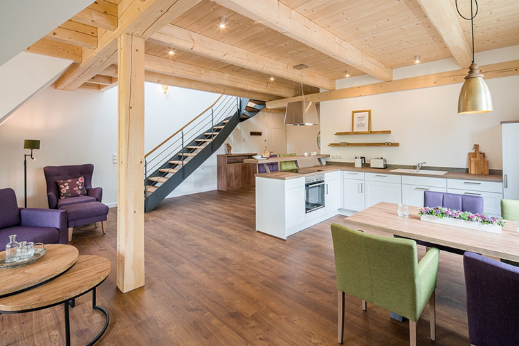 Wohn-Ess-Bereich mit Küche und Treppe ins Obergeschoss in Wohnung 6